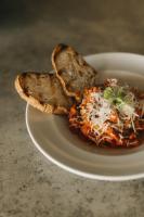um prato de comida com duas fatias de pão em Casa Mar Paraty em Paraty