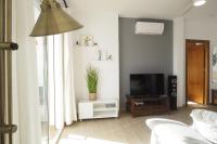 Televízia a/alebo spoločenská miestnosť v ubytovaní Apartamentos Chimenea