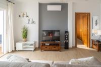 Televízia a/alebo spoločenská miestnosť v ubytovaní Apartamentos Chimenea