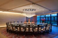 comedor grande con mesa larga y sillas en Hyatt Regency Shenzhen Airport, en Bao'an