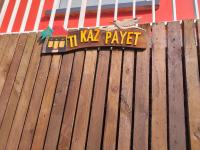 a sign on the side of a wooden fence at Ti kaz Payet,la fraicheur des hauts in Le Tampon