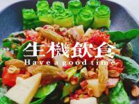 um prato azul de comida com uma salada em Wudang Mountain Manju Manor em Wudangshan