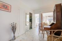 ein Wohnzimmer mit einem Klavier und einem Schreibtisch in der Unterkunft Appartement Le Fabiola - Happy Rentals in Antibes