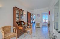 ein Heimbüro mit einem Holzschreibtisch und Stühlen in der Unterkunft Appartement Le Fabiola - Happy Rentals in Antibes