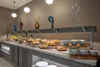 Una línea de buffet con muchos tipos diferentes de comida. en Ramada Plaza by Wyndham Batumi & Casino, en Batumi