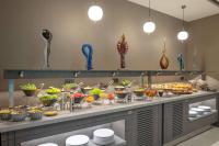 Una línea de buffet con muchos tipos diferentes de comida. en Ramada Plaza by Wyndham Batumi & Casino, en Batumi