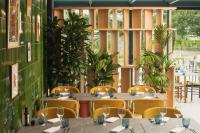 Reštaurácia alebo iné gastronomické zariadenie v ubytovaní Hôtel Parc du Landreau