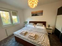 Łóżko lub łóżka w pokoju w obiekcie Apartment Rosnička, Perfect Location with 24h Checkin, Balcony, AC & Free Parking