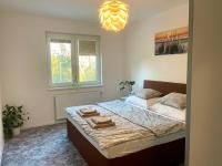 Łóżko lub łóżka w pokoju w obiekcie Apartment Rosnička, Perfect Location with 24h Checkin, Balcony, AC & Free Parking