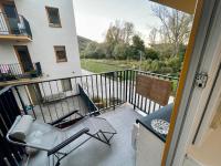 Balkon lub taras w obiekcie Apartment Rosnička, Perfect Location with 24h Checkin, Balcony, AC & Free Parking