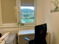 Telewizja i/lub zestaw kina domowego w obiekcie Apartment Rosnička, Perfect Location with 24h Checkin, Balcony, AC & Free Parking
