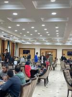 un grupo de personas sentadas en mesas en un restaurante en Ramage Hotel & Resort, en El Cairo