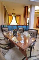 una gran mesa de madera con sillas alrededor en Ramage Hotel & Resort, en El Cairo