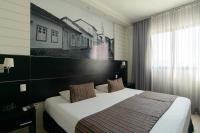 a hotel room with a bed and a picture on the wall at Faro Hotel Taubaté in Taubaté