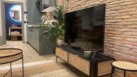 TV a/nebo společenská místnost v ubytování SUITE HAUS BAHIA