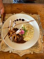 Estalagem La Hacienda في غرامادو: طبق من الطعام مع لحم ورز على طاولة