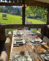 Estalagem La Hacienda في غرامادو: طاولة مع كؤوس للنبيذ وإطلالة على ميدان