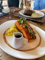 Estalagem La Hacienda في غرامادو: طبق من الطعام على طاولة مع كوب من القهوة