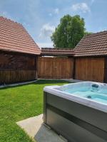 Bazén v ubytování Ruralna kuća za odmor Kablarovo Brdo nebo v jeho okolí