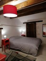 a bedroom with a bed and a red lamp at LE BLANC, AGREABLE MAISON DE CENTRE VILLE in Le Blanc