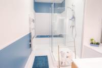 a bathroom with a shower and a blue wall at Les Balcons sur la Loire in Chalonnes-sur-Loire