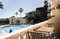 Bazén v ubytovaní Manthos Beachfront Apartments alebo v jeho blízkosti