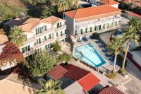 Bazén v ubytovaní Manthos Beachfront Apartments alebo v jeho blízkosti