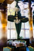 una sala da pranzo con un tavolo e un lampadario di Complex Vața Băi a Vaţa de Jos