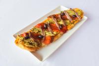 Un plato blanco con una pizza con pimientos y aceitunas. en Hotel Robert, en La Pobla de Claramunt