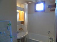 ein Bad mit einem Waschbecken, einem WC und einem Fenster in der Unterkunft Appartement Valfréjus, 2 pièces, 6 personnes - FR-1-561-18 in Valfréjus