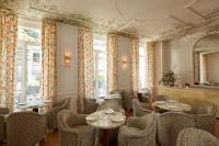 ヌイイ・シュル・セーヌにあるLe 5 Particulierの鏡付きのレストラン