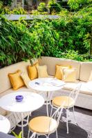 ヌイイ・シュル・セーヌにあるLe 5 Particulierの- 植物のあるパティオ(テーブル2台、椅子付)