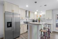 Helena's Place, Fully Renovated Exclusive End Unit Townhouseにあるキッチンまたは簡易キッチン