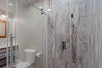 Helena's Place, Fully Renovated Exclusive End Unit Townhouseにあるバスルーム