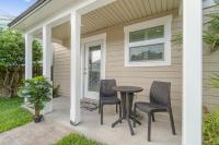 Helena's Place, Fully Renovated Exclusive End Unit Townhouseにある庭