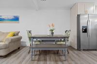Helena's Place, Fully Renovated Exclusive End Unit Townhouseにあるキッチンまたは簡易キッチン