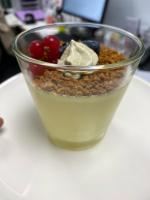 Un tazón de comida con bayas y crema sobre una mesa. en Mercure Toulouse Aeroport Blagnac, en Blagnac