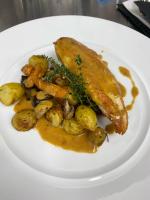 un plato de comida con patatas y un trozo de carne en Mercure Toulouse Aeroport Blagnac, en Blagnac