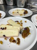 Un plato blanco con un trozo de tarta de queso y nueces. en Mercure Toulouse Aeroport Blagnac, en Blagnac