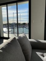 - un salon avec un canapé et une vue sur le port dans l&#39;établissement Maison entre port et plage, à Mèze