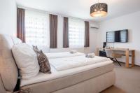 Televízia a/alebo spoločenská miestnosť v ubytovaní Casa Plus