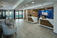 vestíbulo de oficina con sillas y recepción en Holiday Inn Express Lewiston by IHG, en Lewiston