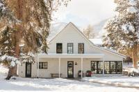 een wit huis met zwarte ramen in de sneeuw bij Homestead Midway Utah in Midway
