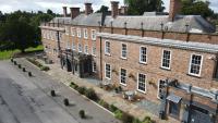 una vista aérea de un gran edificio de ladrillo en Blackwell Grange Hotel, en Darlington
