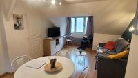 Televízia a/alebo spoločenská miestnosť v ubytovaní L'Esquiros, studio, centre Luchon, casier à skis, wifi, ascenseur, 3 personnes