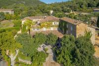 - une vue aérienne sur une grande maison arborée dans l&#39;établissement Logis Hôtel Restaurant Le Pradinas, à Anduze