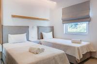 Posteľ alebo postele v izbe v ubytovaní Peroulia Beach Houses
