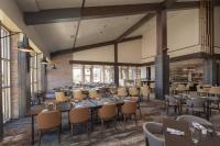 une salle à manger avec tables, chaises et fenêtres dans l'établissement Lincolnshire Marriott Resort, à Lincolnshire
