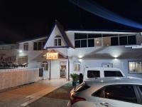 Un coche aparcado delante de una habitación de hotel. en Express Inn PTY Aeropuerto Internacional Panama, en Tocumen