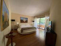 Łóżko lub łóżka w pokoju w obiekcie FRGK DATCHA "Villa Prestige Mougins"